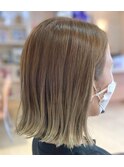 切りっぱなしボブストレートヘアホワイトブロンドグラデーション