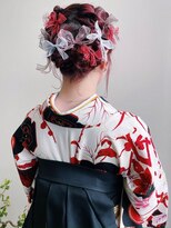 アヴァンセ サニー美容室&nbsp;ヘアアレンジ シニヨン風 袴ヘア リボンアレンジ 編み込みアップ
