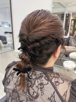オフ(off)&nbsp;黒リボンが可愛いタイト編みおろしヘア