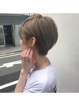 トルネード(TORNADO) 外国人風ショートボブ ハイライト べージュ　白髪ぼかし