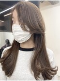 小顔に見せるオルチャンヘア 流れる顔まわり シアーベージュ