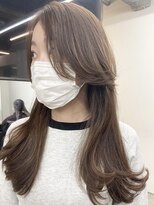 フォンズ(FONS)&nbsp;小顔に見せるオルチャンヘア 流れる顔まわり シアーベージュ