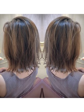 ヘアーアンドカラー プラーチェ(hair&color Plaatje) 3Dハイライト　ナチュラルな外はねスタイル　くすみベージュ