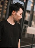 メンズ 耳前ツーブロックの大人黒髪ショート