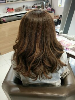 ミツハルチバ(MITSUHARU CHIBA)の写真/ナチュラル×デザイン性のある白髪ぼかしが人気◎重たい印象を与えない上品でお洒落なグレイカラーはお任せ