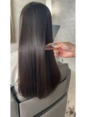 やわらか質感の艶髪ストレート