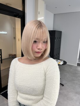 ナンバー 竪町(number+) ハイトーンホワイトブロンド×韓国風切りっぱなし小顔ボブ