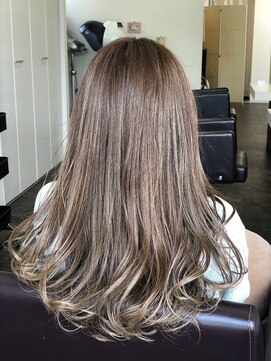 アリア トータルビューティー(Aria total beauty) ハイトーングレージュ