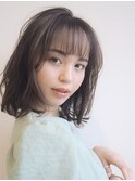 赤みを感じさせないミルクティーベージュ