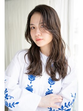 マグノリア オモテサンドウ(MAGNOLiA Omotesando) ウザバングが可愛い柔らかネビージュロング・・・HINATA