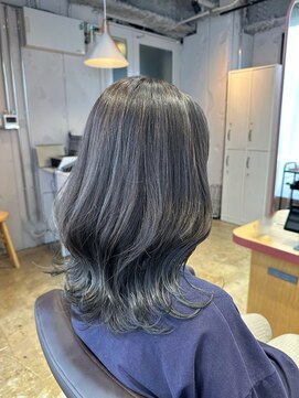 イロ(iro) 透明感グレージュ/くびれレイヤー/グラスカラー/ハイライト