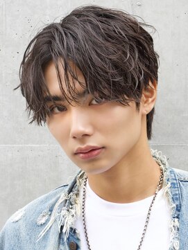 シャドウツイストアップバング無造作センターパートミディアム