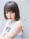 斜めバング　アッシュカラー　切りっぱなしボブ