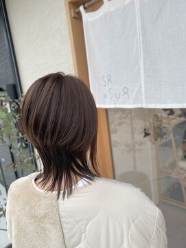 シスイ(sisui) ミディアムレイヤーウルフ/ピンクグレージュカラー