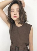 赤味のないベージュカラーの色っぽボブ