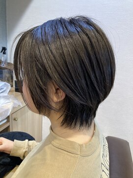 エルバイシオン(aile by sion) 耳だしレザーショート×ダークアッシュ/チャコールグレー/30代