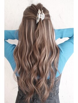 マリアナ(Mariana) ハイライトショートヘアレイヤーカットダブルカラー