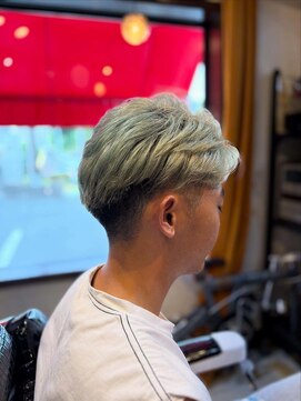 バーバー アカダマ 刈り上げセンターパート