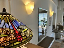 リプラス(Re+)の雰囲気（ステンドグラスランプが灯す、静かな施術空間）