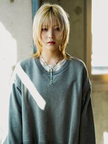 ライラ(Lyla)&nbsp;リラクシーな肩の力が抜けた　ブロンドマッシュウルフ