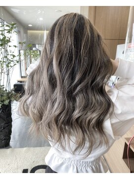 グラムアッシュ(GLAM ASH) くるくる波巻きグレージュ、バレイヤージュ/ハイアンドロー