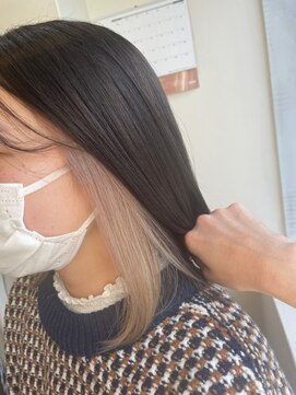 エンレイ(enRei) 暗髪ストレートインナーカラーシルバーホワイト耳かけ小顔美髪