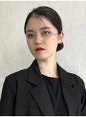 シンプルシニヨンタイトヘア