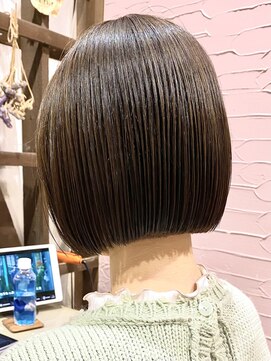 ラフ 新宿(Laff) 首元すっきり切りっぱなしミニボブ