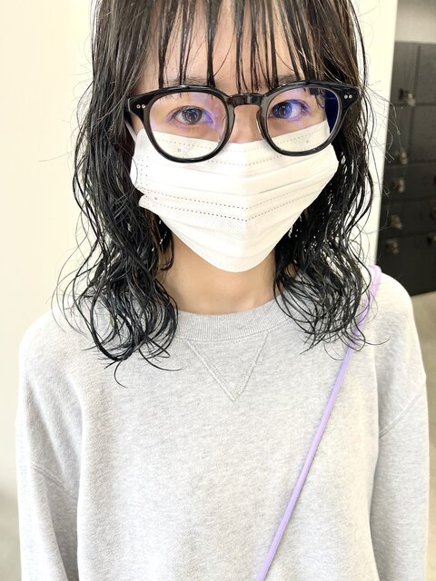 黒髪×ミディアムパーマ