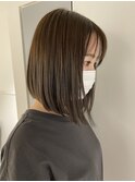 少し暗めの透明感グレージュのナチュラルボブ