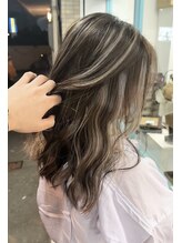 ウル(ulu) ハイライト　白髪ぼかし　ケアブリーチ　ホワイトベージュ