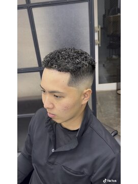 ロヴァル(ROVAL) スキンフェード/ハイフェード/クロップ