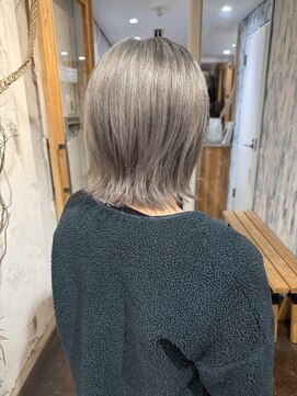 グレージュカラー/グレーカラー/ブリーチ/ベージュカラー/ボブ