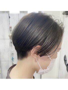 イズム(isms...) 前下がりショートヘア