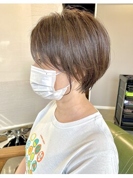 ヨル(Jor) お顔周りのサイドバングで小顔み見せる(^^)ショートスタイル♪