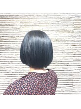 白髪染めによって赤くなりやすい髪色を寒色系のアッシュやグレーで白髪と調和するカラーに。