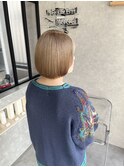 ホワイトベージュ　ぱっつんボブ