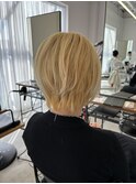 ブロンドヘアの軽めショート