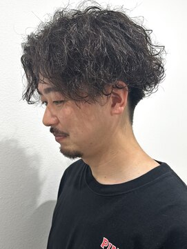 ヒュイル バイ ニアウ(Hwyl by Niau) メンズマッシュパーマニュアンスパーマスパイラルパーマ刈り上げ