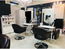 ヘアメイク ベティ(hair make Betty)の雰囲気（店内はアンティーク、シャンデリアや家具で柔らかさをプラス♪）