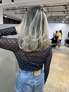 メリー オオサカ(Merly Osaka) contrast white balayage