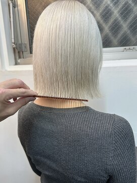 ヴェルデ(Verde) ホワイトブロンド×ミディアムボブ