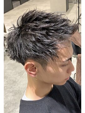 アンダーバーホワイト(_WHITE) ラフな動きが映える無造作メンズショートパーマ