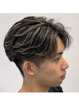<センターパート×メンズハイライト＞ オシャレなビジネスマンにも人気のヘアデザイン［ツイストパーマ］