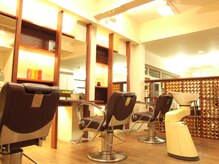 ヘアスタジオ イチマルニ(hair studio 102)の雰囲気（中2階のセット面フロア。手作り感のあるスタイリッシュな内観）