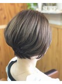 カーキアッシュ×大人かわいい前下がりショートボブ