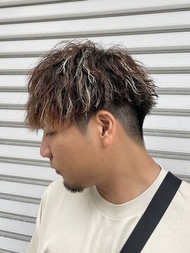 ライズトーキョー 土浦店(RISE TOKYO) ハイライトの筋感が動きを強調!ツイストスパイラルパーマ!