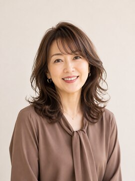 アヴァンス プロデュース バイ エガオ 大阪梅田店(AVANCE. PRODUCED by EGAO) 大人の女性に似合うセミロングパーマスタイル