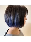 ネイビーカラーの個性派前下がりボブ