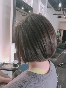 ロンド(Le rond) モノトーンアッシュの重め扱いやすいボブ